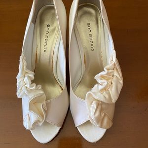 Ann Marino ivory satin pumps size 7.5